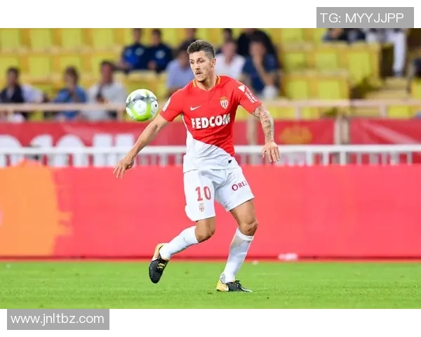 亨利携手知名品牌打造全新广告系列展现足球传奇魅力